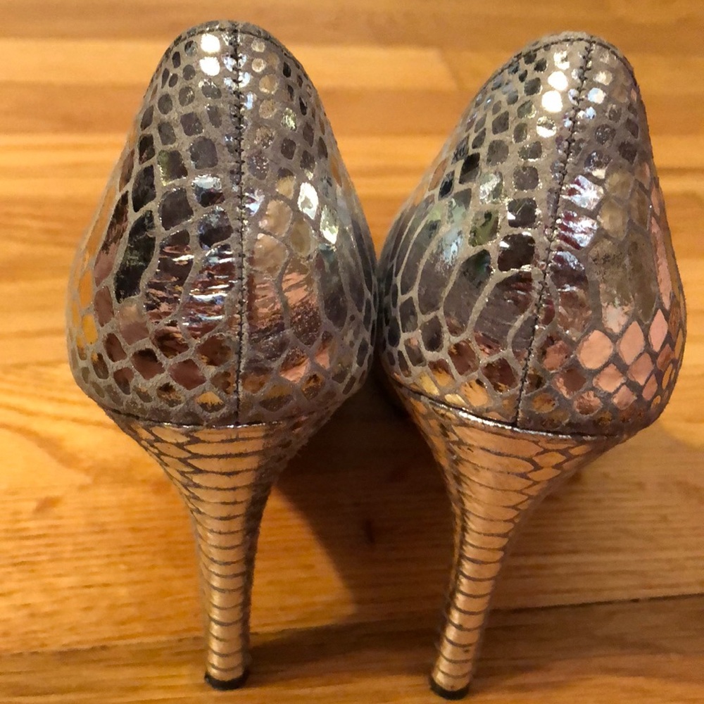 White House/Black Market Rece Snakeskin pumps - Picture 4 of 9